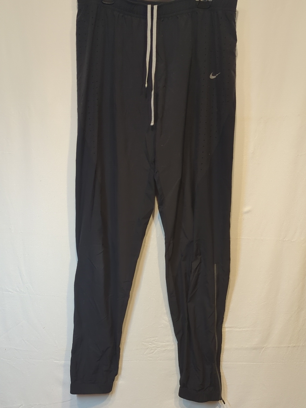 Nike Black Women's Lightweight Training Joggers with Reflective Swoosh